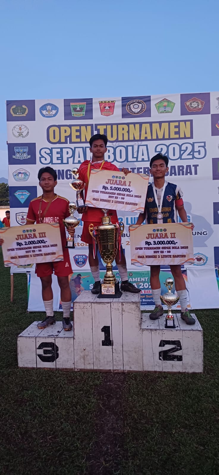 Sang juara Turnamen sepak bola SMAN 2 Lubuk basung
